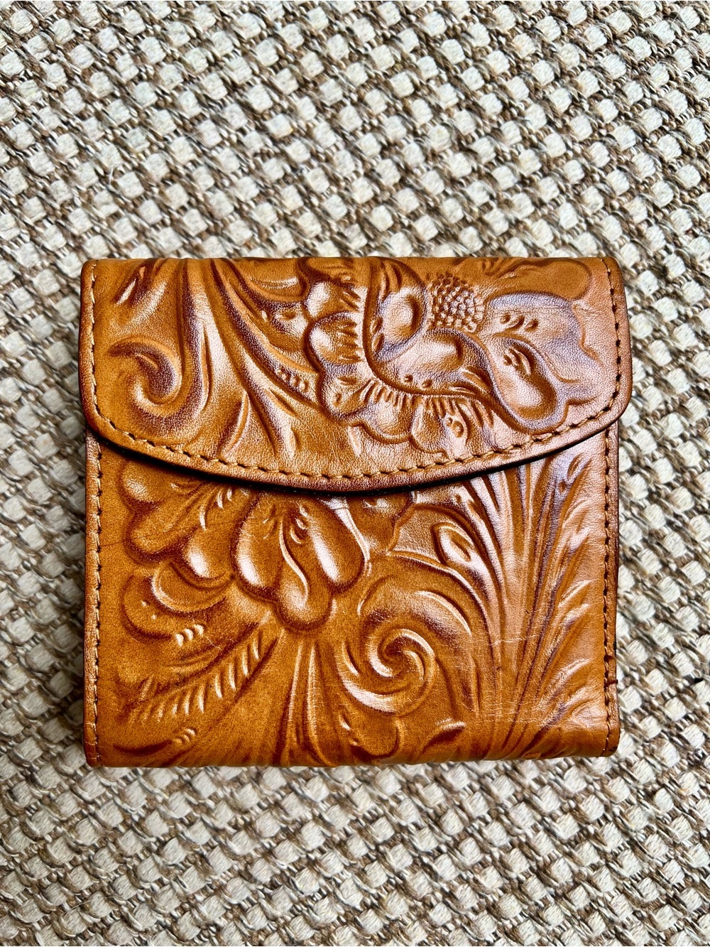 👛Patricia Nash Tooled Leather Kiss Lock Bifold Wallet Brown